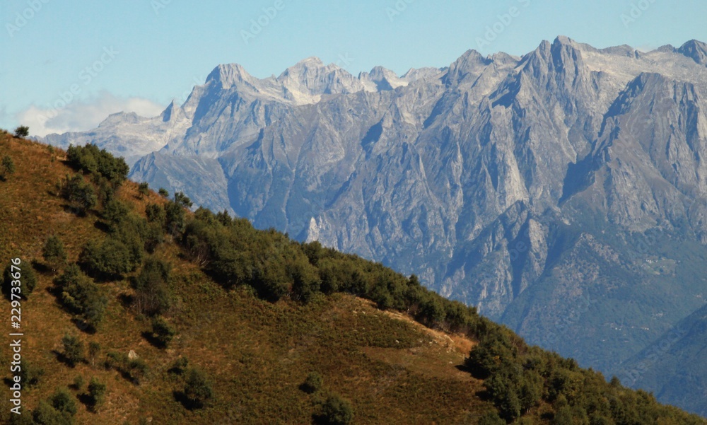 Imposante Gebirgskette (Blick vom Monte Grona zu den Gipfeln der Bergamasker Alpen)