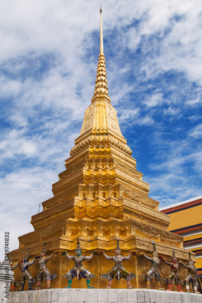 Fototapeta premium Golden Phra Chedi at Wat Phra Kaew
