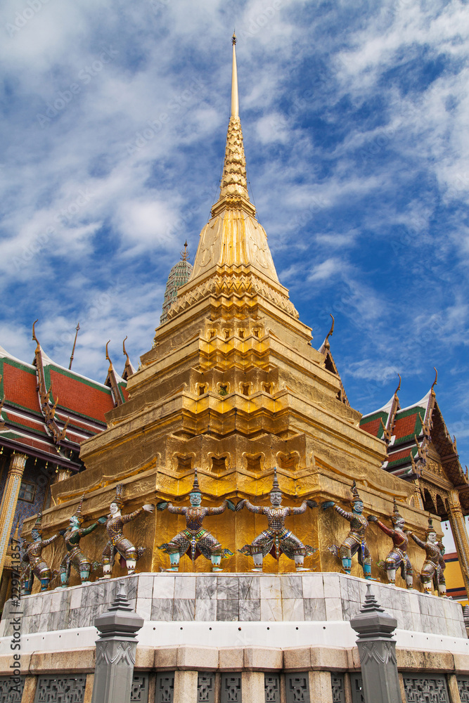 Fototapeta premium Southern Golden Chedi at Wat Phra Kaew