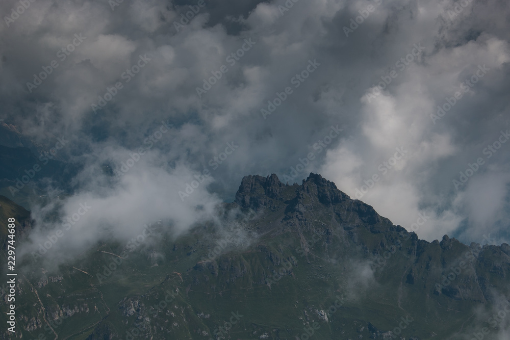 Nuvole nere sulla vetta delle Dolomiti italiane