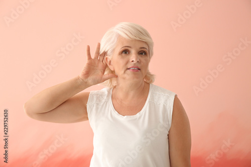 Portrait of mature woman tr...