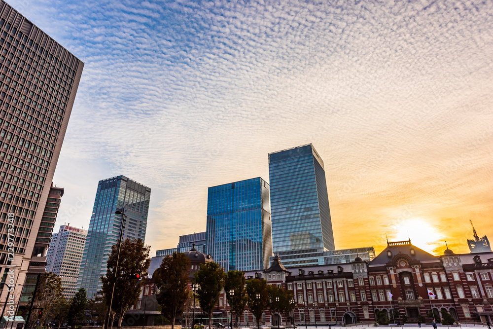 Obraz premium Stacja Tokyo we wczesnych godzinach porannych Niebo o świcie w Marunouchi, Tokio, Japonia