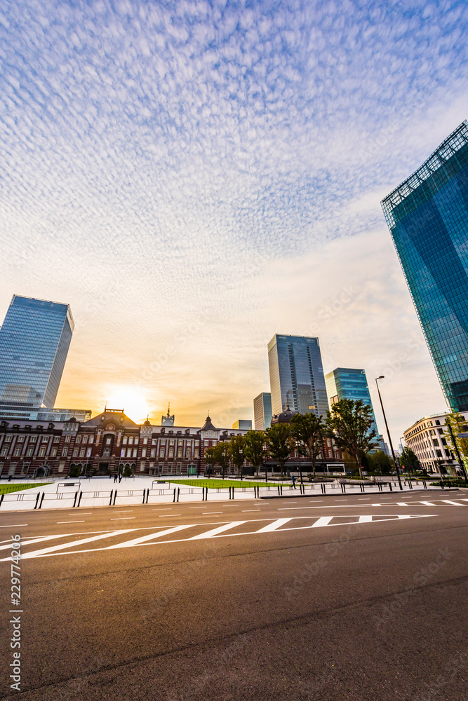 Fototapeta premium Wczesnym rankiem Tokio stacja Niebo o świcie w Marunouchi, Tokio, Japonia