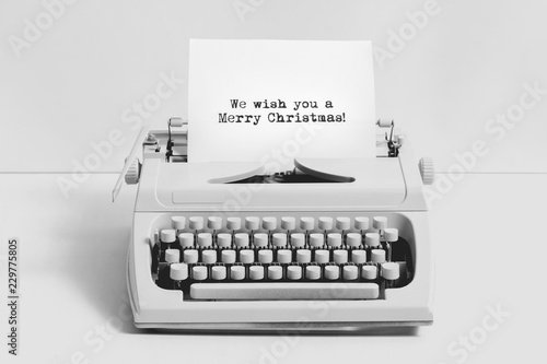 Tableau sur toile Christmas wishes written on an old typewriter.