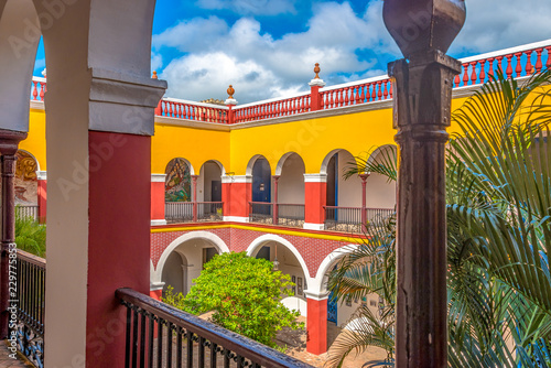 Vászonkép Colonial historical Consistorial house or 'La Periquera', Holguin, Cuba