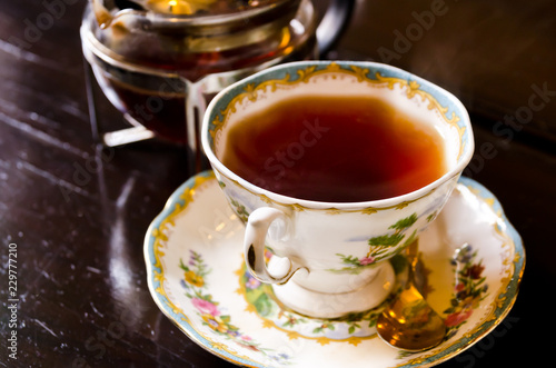 アンティークなティーカップで飲む紅茶
