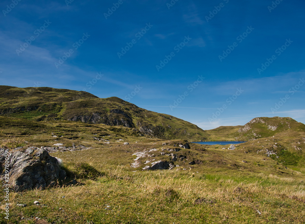 Kleiner See in einer Berglandschaft bei Croaghlin