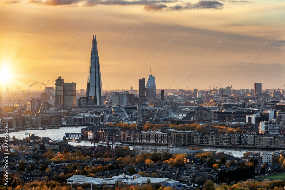 Blick auf die urbane Skyline von London im Herbst mit Sonnenschein und goldenen Farben