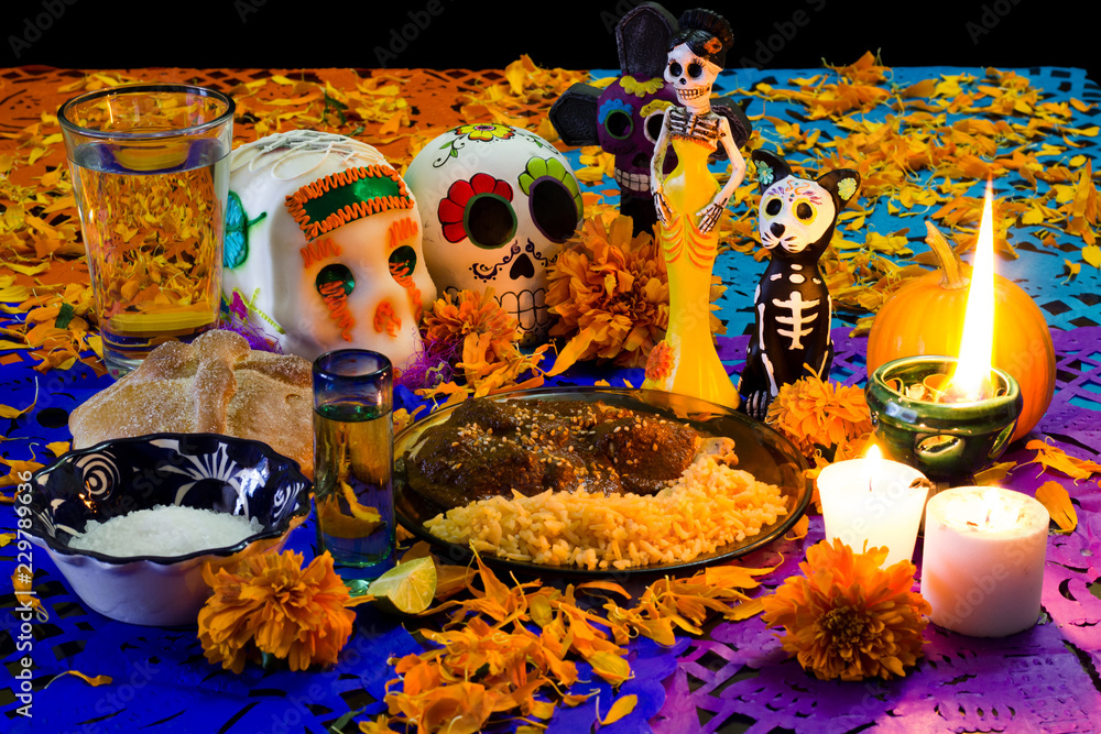 Ofrenda de día de muertos. Con calavera de azúcar, pan de muerto y