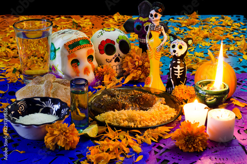 Ofrenda de día de muertos. Con calavera de azúcar, pan de muerto y platillo tradicional mexicano 3 photo
