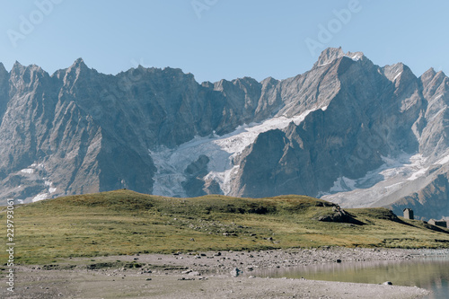 Принти на полотні Pequeño lago con cese verde y con glaciar de fondo