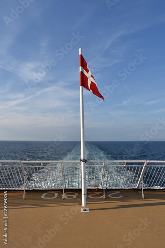 Fahne, Flagge, Dänemark, dänisch, Land, Danneborg, Daneborg, Tuch, Landesfahne, Nation, Nationalflagge, Wehen, Wind, Wolken, Meer, Fähre, Autofähre, Sturm photo