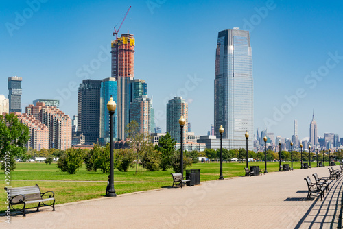 Photographie Skyline of Jersey City, New Jersey along path in Liberty State Park