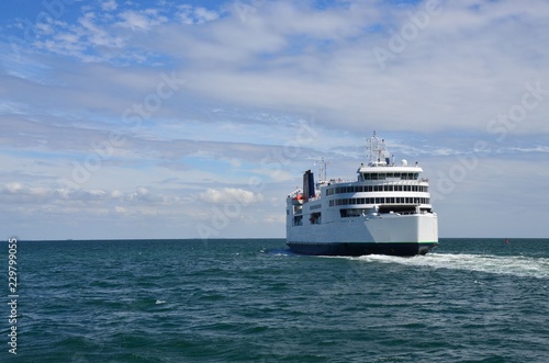 Großes Fährschiff verlässt den Hafen von Puttgarden - Insel Fehmarn - in Richtung Dänemark