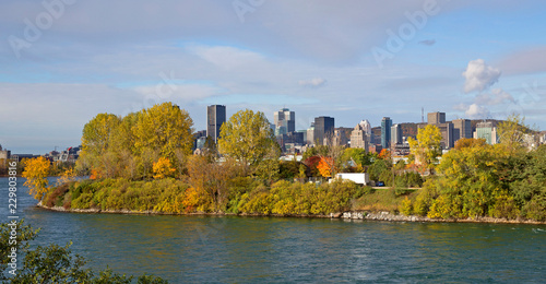 Fototapeta Naklejka Na Ścianę i Meble -  Skyline of Montreal city at fall, Canada