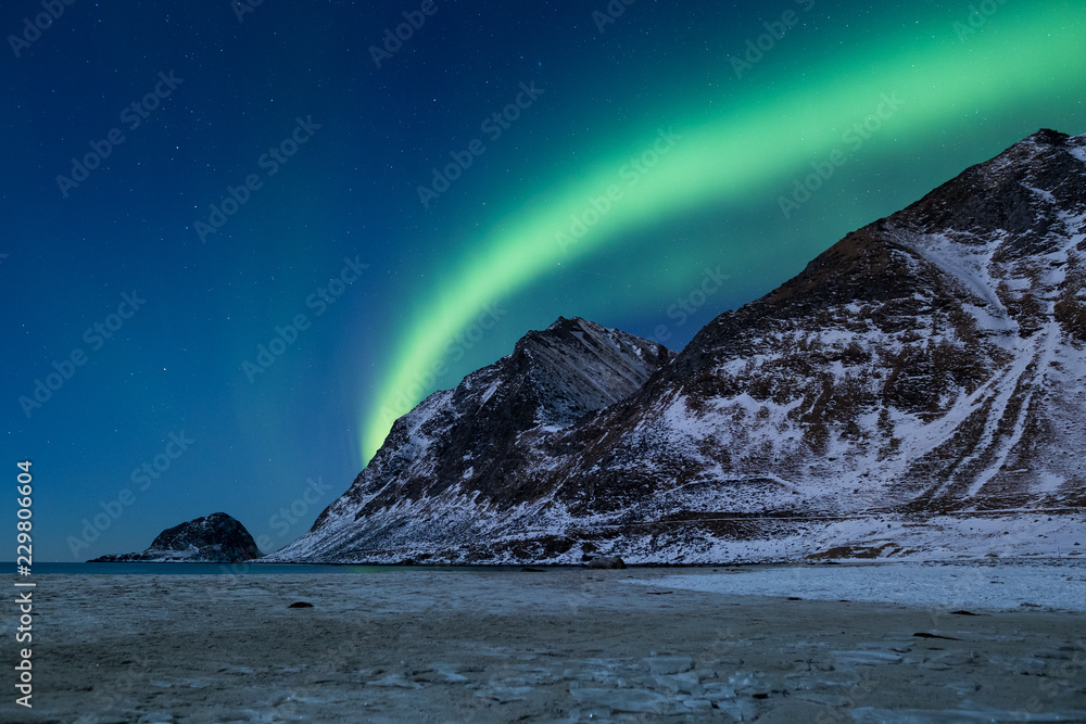 Naklejka premium Impressive northern lights over Haukland beach, Lofoten (Norway)