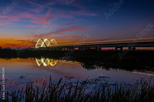 Fototapeta Naklejka Na Ścianę i Meble -  Most na rzece po zmroku