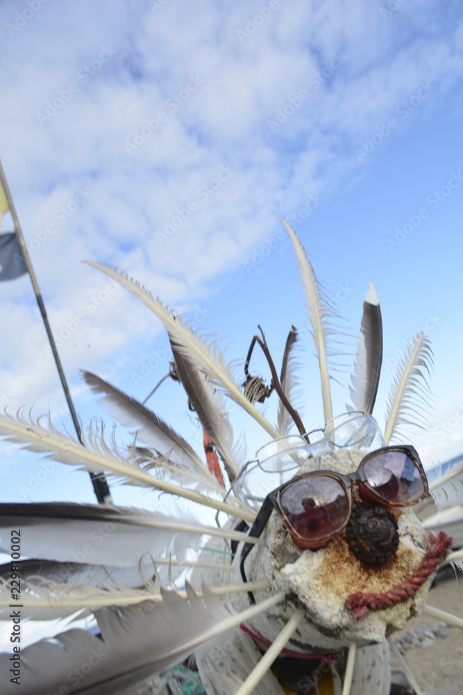 Fototapeta premium witziges, Baumstamm mit lustigem Gesicht und Sonnenbrille auf der Nase