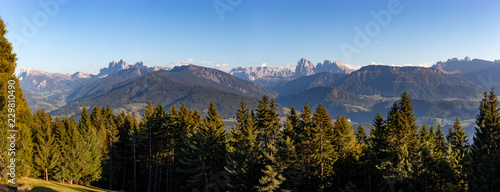 Panorama dall'Alpe di Villandro verso lo sciliar