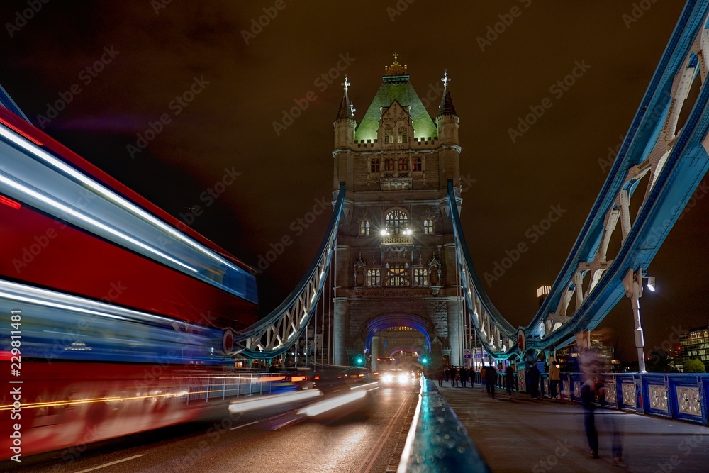 Obraz premium tower bridge and doubledecker