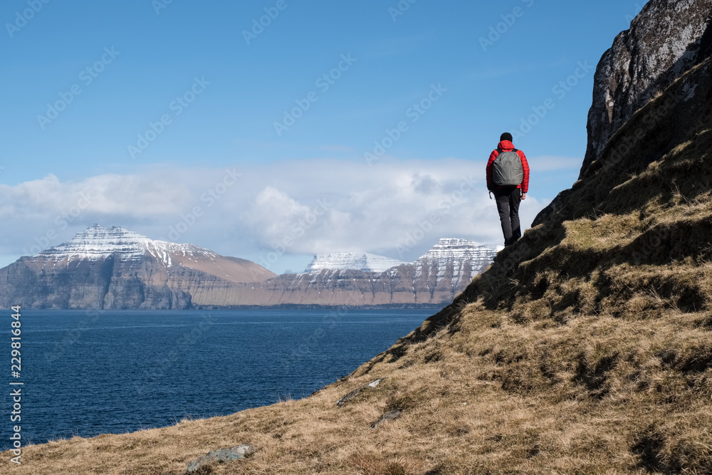 randonnée marcher silence solitude seul faroe islands îles féroé kalsoy voyage espace vierge outdoor colline observer nature respirer randonneur océan atlantique