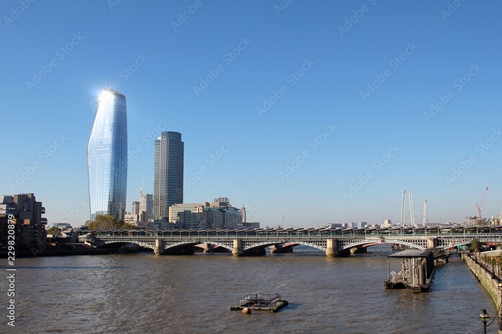 Panoramablick über die Themse in London.