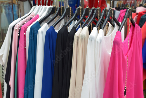 Wallpaper Mural Chemisiers sur cintres Torontodigital.ca