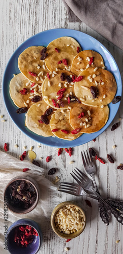 Cuadro en lienzo presentation of pancakes with blueberries and peanuts