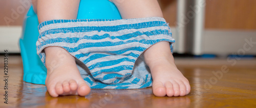 Fotografia Baby baby boy sitting on a toilet toilet chair
