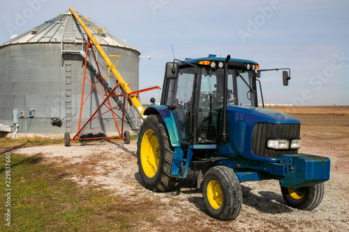 Εκτύπωση καμβά tractor set to auger corn into storage bin