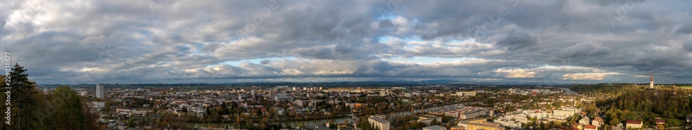 Wels Thalheim Herbst Panorama mit viel Wolken und Sonnenschein