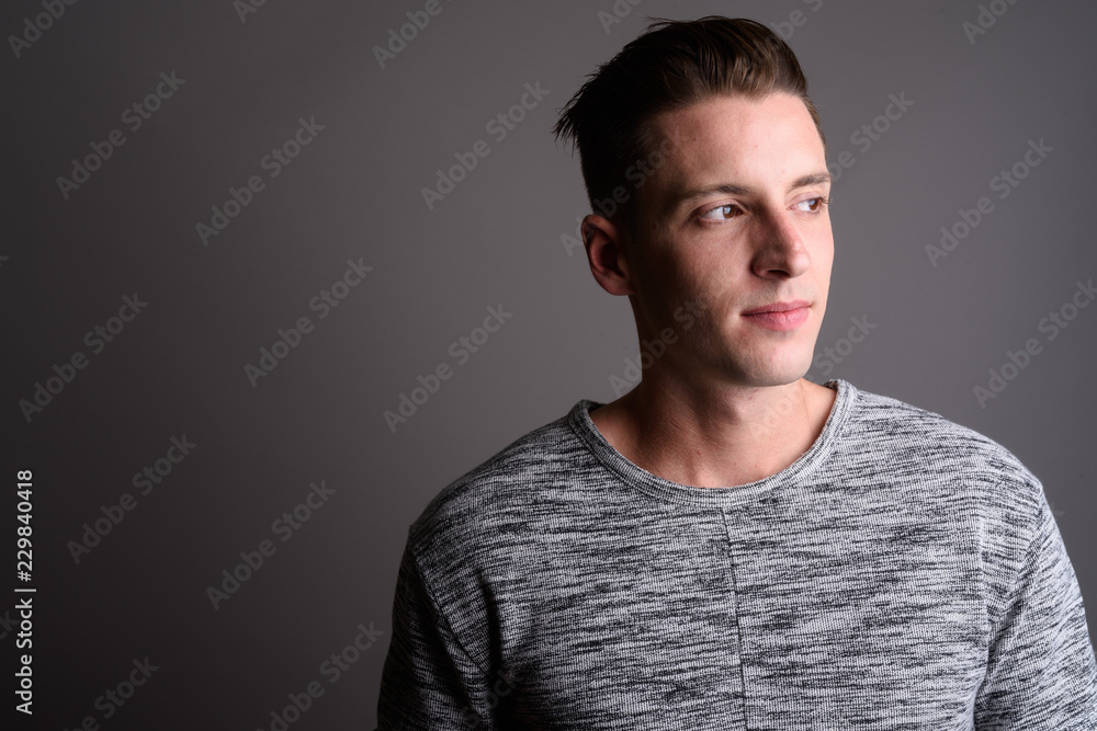 Obraz premium Young handsome man thinking and looking away