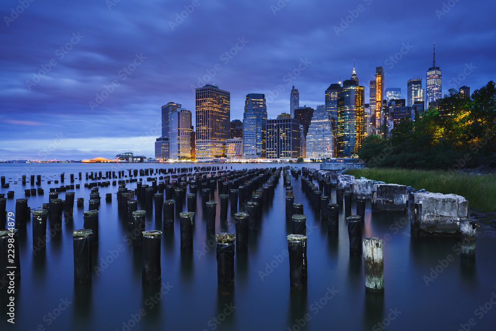 Obraz premium Manhattan Skyline from Brooklyn Bridge Park, NYC USA
