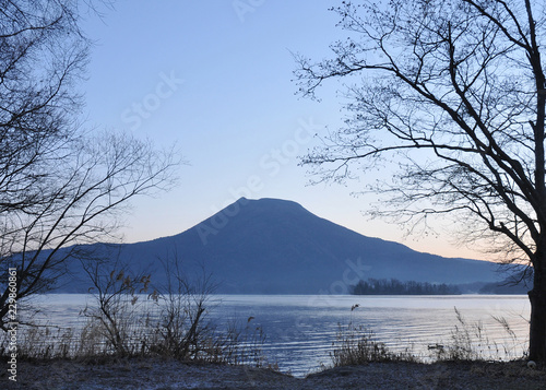 阿寒湖の朝 © 健男 石原