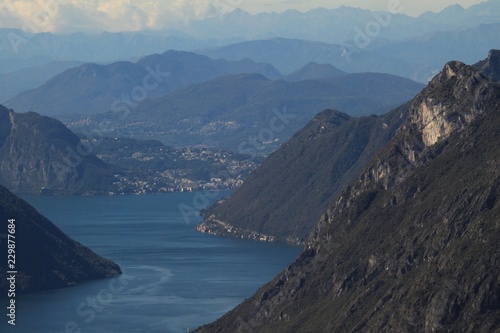 Eingebettet zwischen hohen Bergen liegt der Luganer See (Blick vom Monte Grona nach Westen)