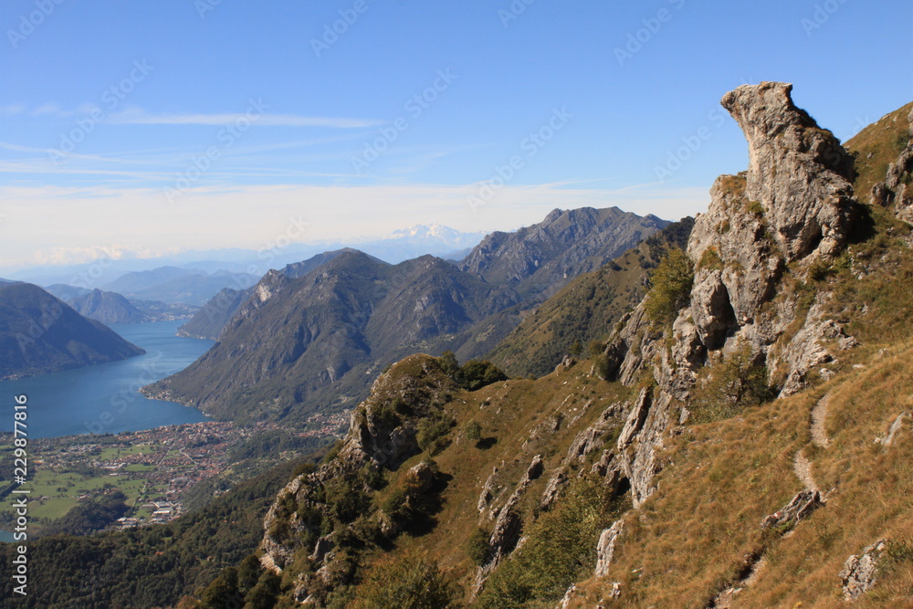 Obraz premium Traumhaft schöne Berglandschaft am Monte Grona / Blick vom Monte Grona nach westen mit Luganer See