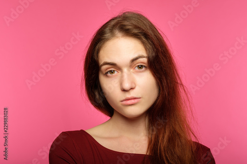 Foto young beautiful girl with a poker face