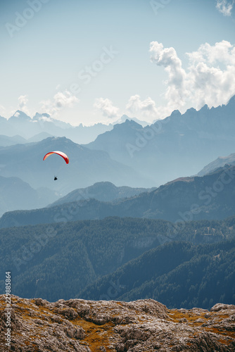 Paraglider über den Gipfeln der Dolomiten photo