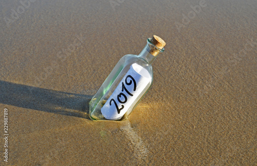 2019 Frohes neues Jahr, Nachricht in einer Flasche