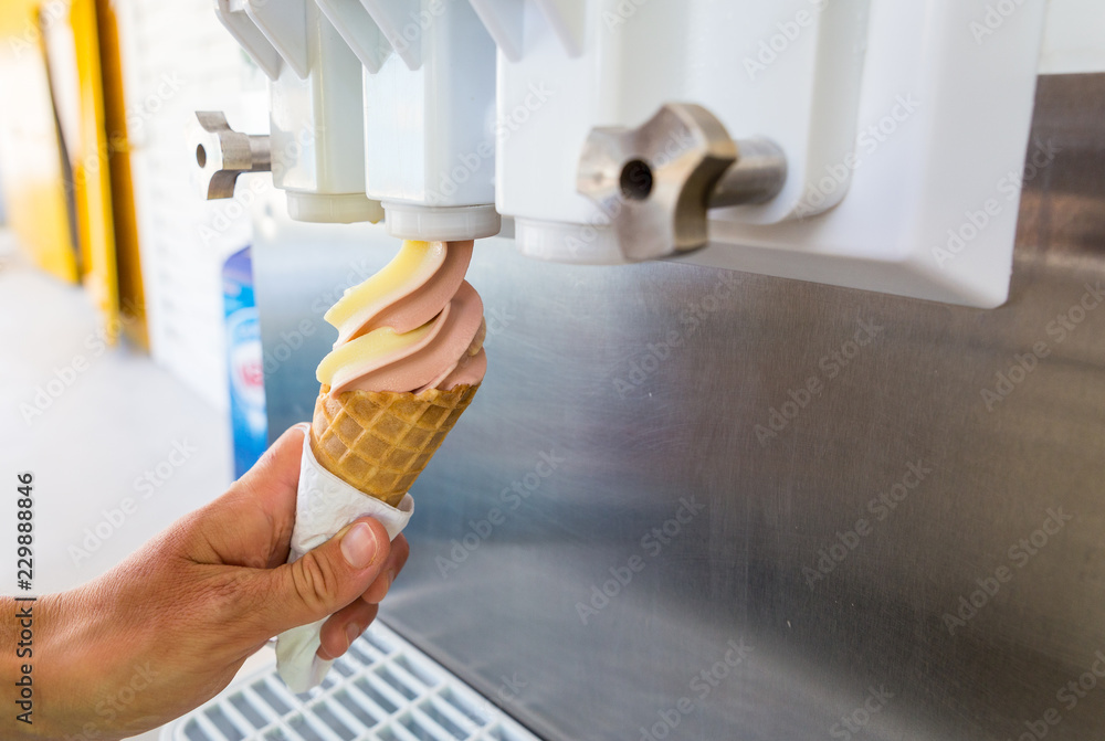 Φωτογραφία glace italienne mix artisanale avec machine professionnel