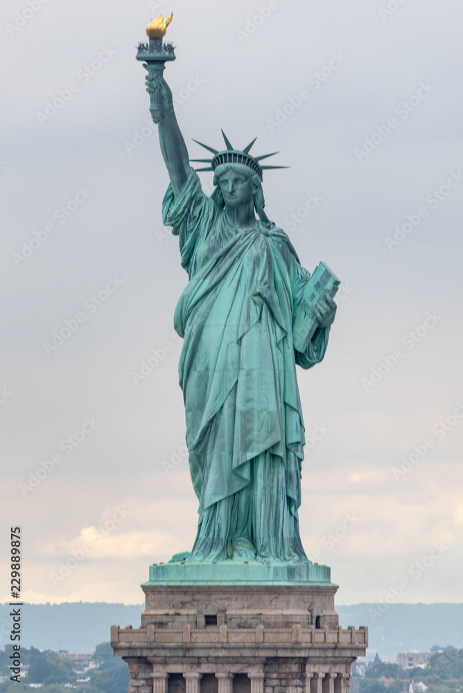 Fototapeta premium Statua Wolności w niepewnej pogodzie