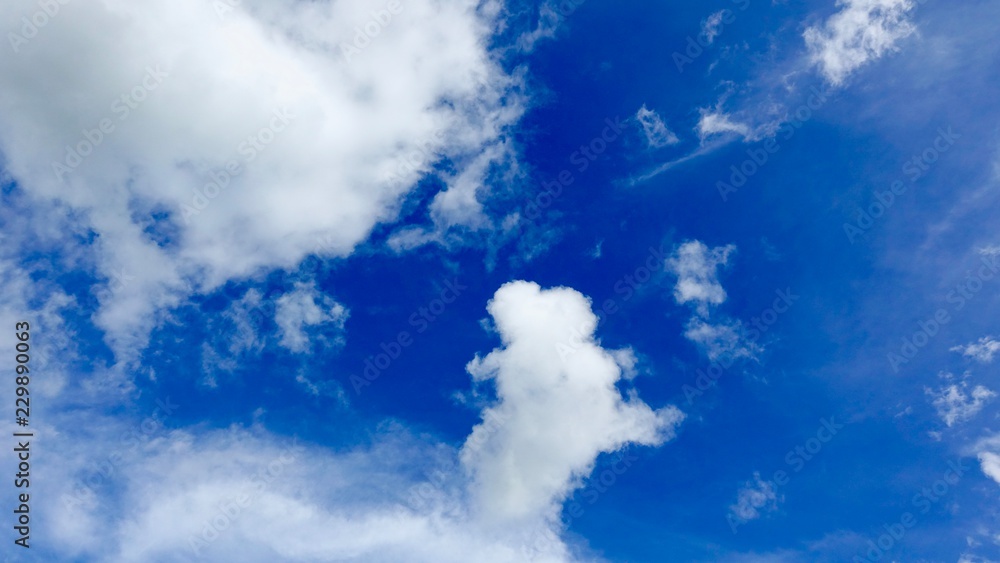 Obraz premium Dramatic deep blue sky with puffy white clouds in bright clear spring day times. 
