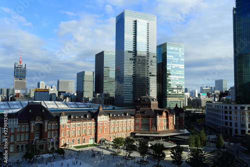 東京駅駅舎と高層ビル群