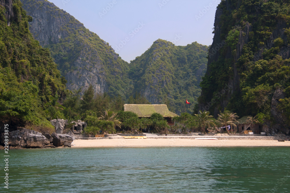 Isla con bungalow en la bahía de Ha Long Vietnam