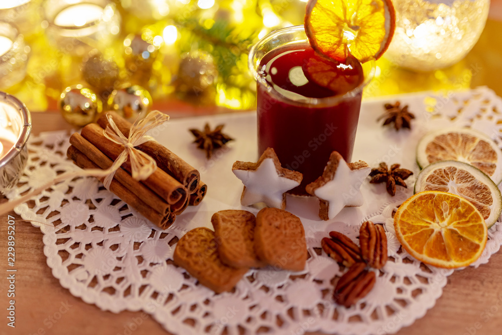 Glühwein , Zimtstangen und Kekse zu Weihnachten Glühwein , Zimtstangen und Kekse zu Weihnachten