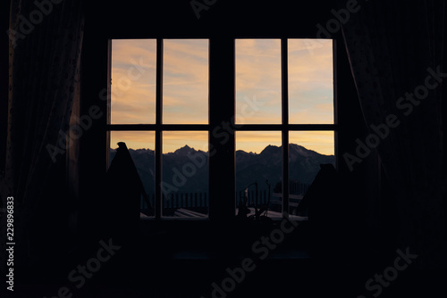 Fenster mit Sonnuntergang und Aussicht photo