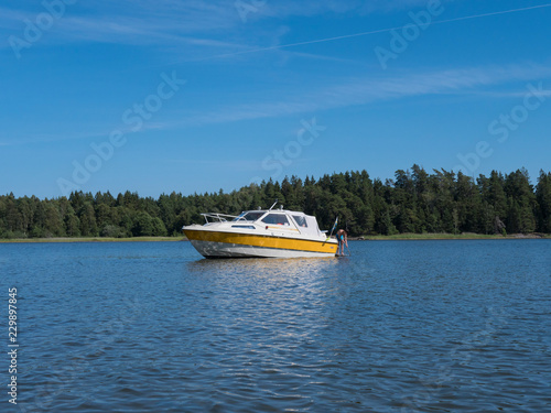 a small boat on a lake © samuel jörg