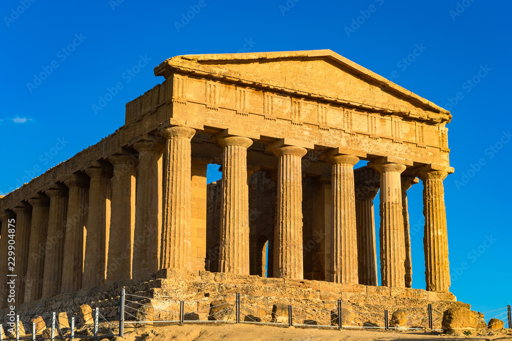 Fototapeta premium Temple of Concordia, located in the park of the Valley of the Temples in Agrigento, Sicily, Italy