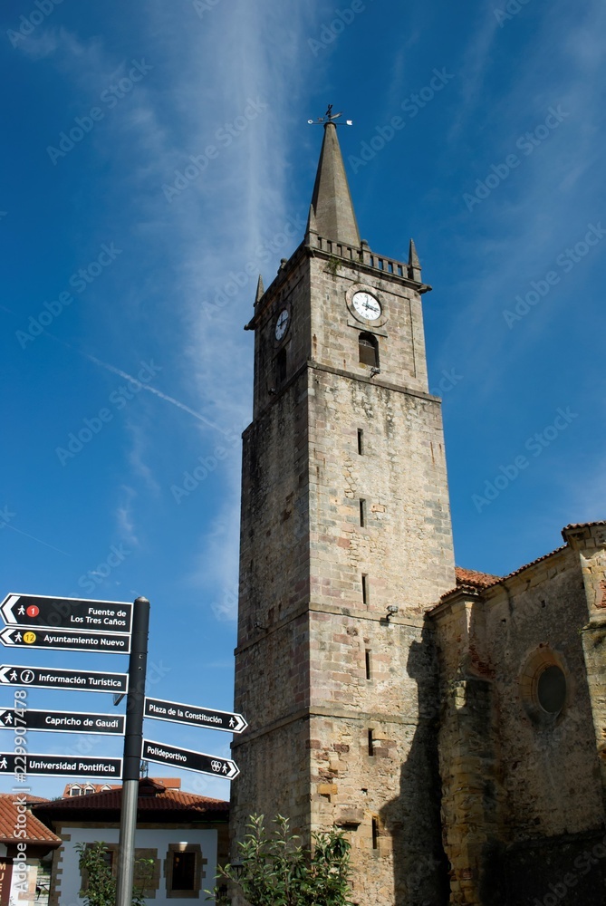 Torre de la Iglesia de San Cristobal de Comillas en Cantanbria