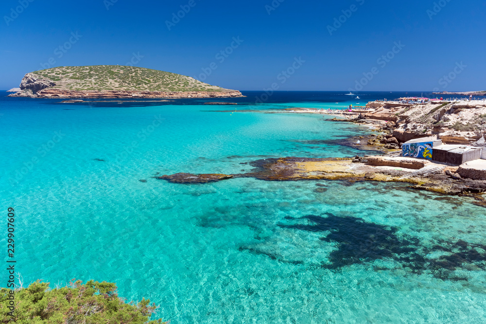 Ibiza - Cala Comte, Blick auf die Cala Escondida und über das Meer zur Cala Comte mit der Insel Illa des Bosc